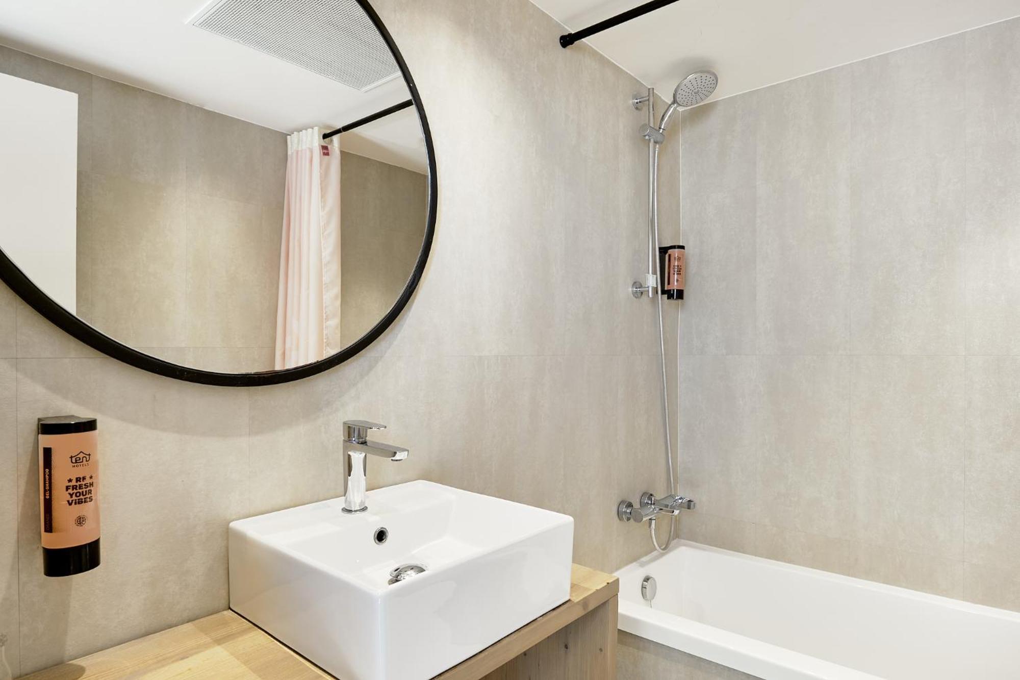 Chambre Double (2 Adultes + 1 Enfant) - Brunch à Volonté